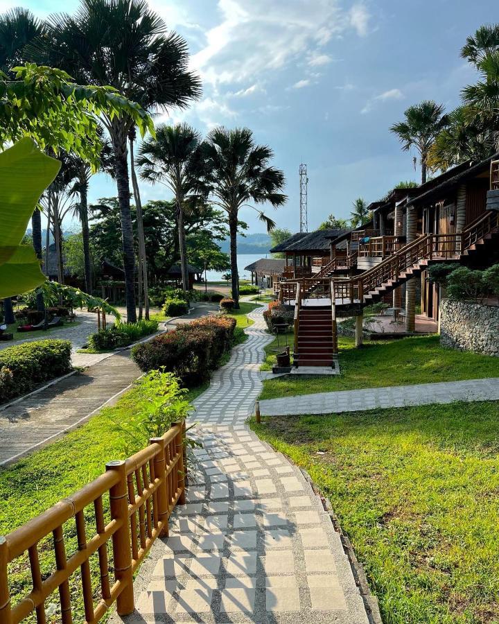 Fridays Puerto Galera Hotel Ngoại thất bức ảnh