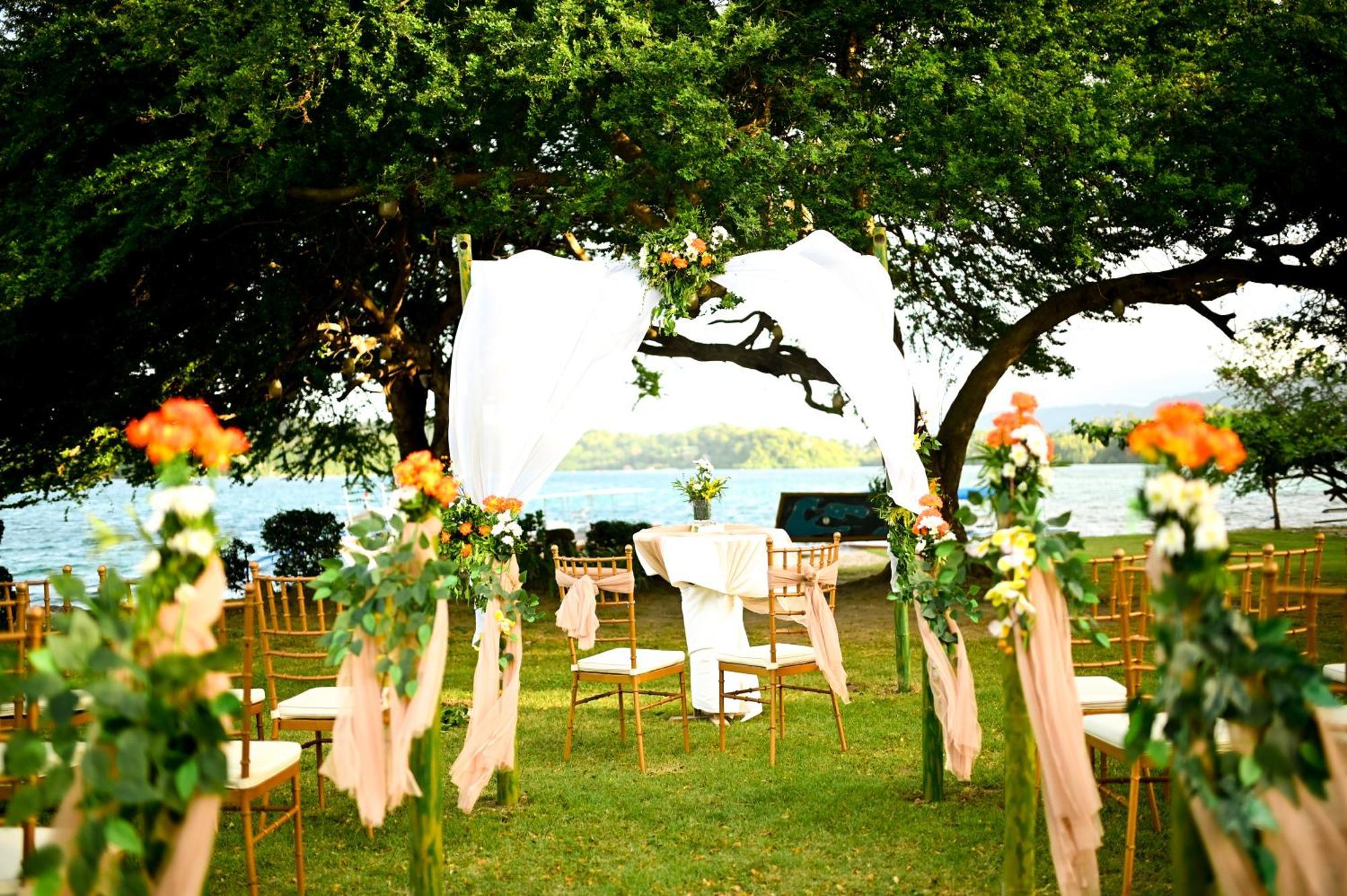 Fridays Puerto Galera Hotel Ngoại thất bức ảnh
