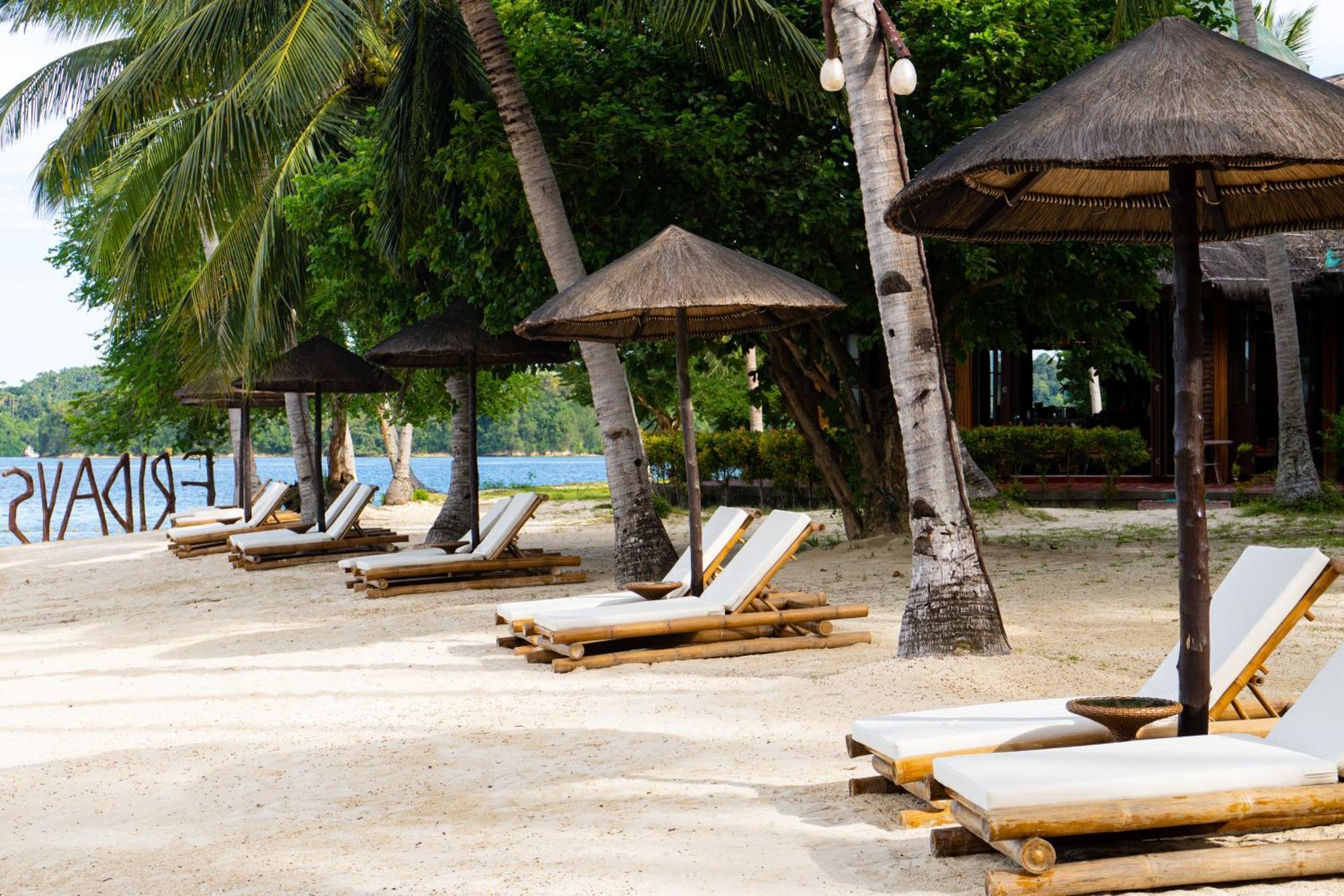 Fridays Puerto Galera Hotel Ngoại thất bức ảnh