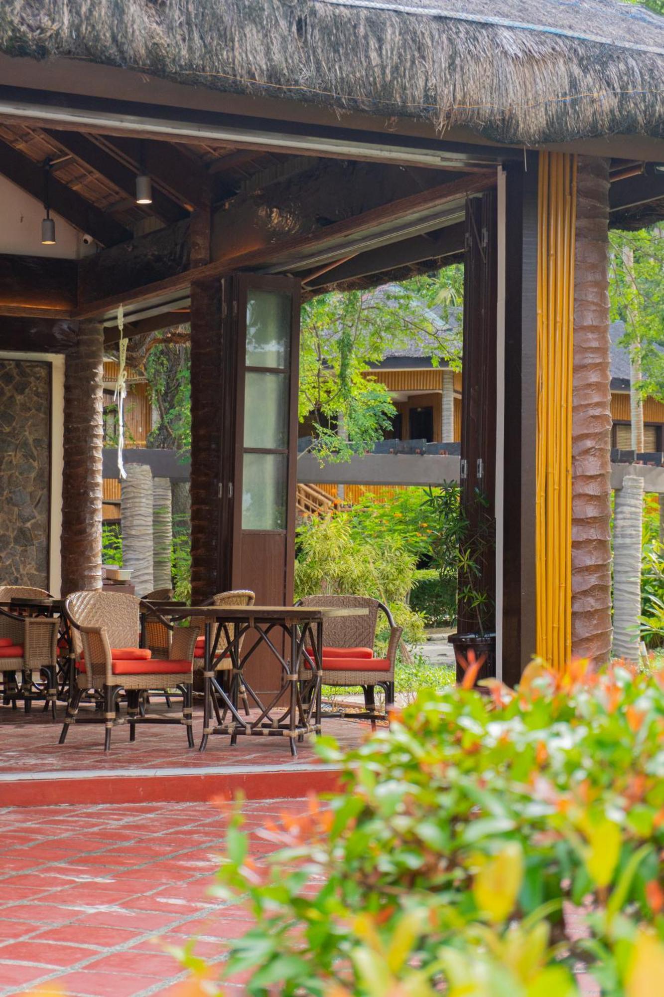 Fridays Puerto Galera Hotel Ngoại thất bức ảnh