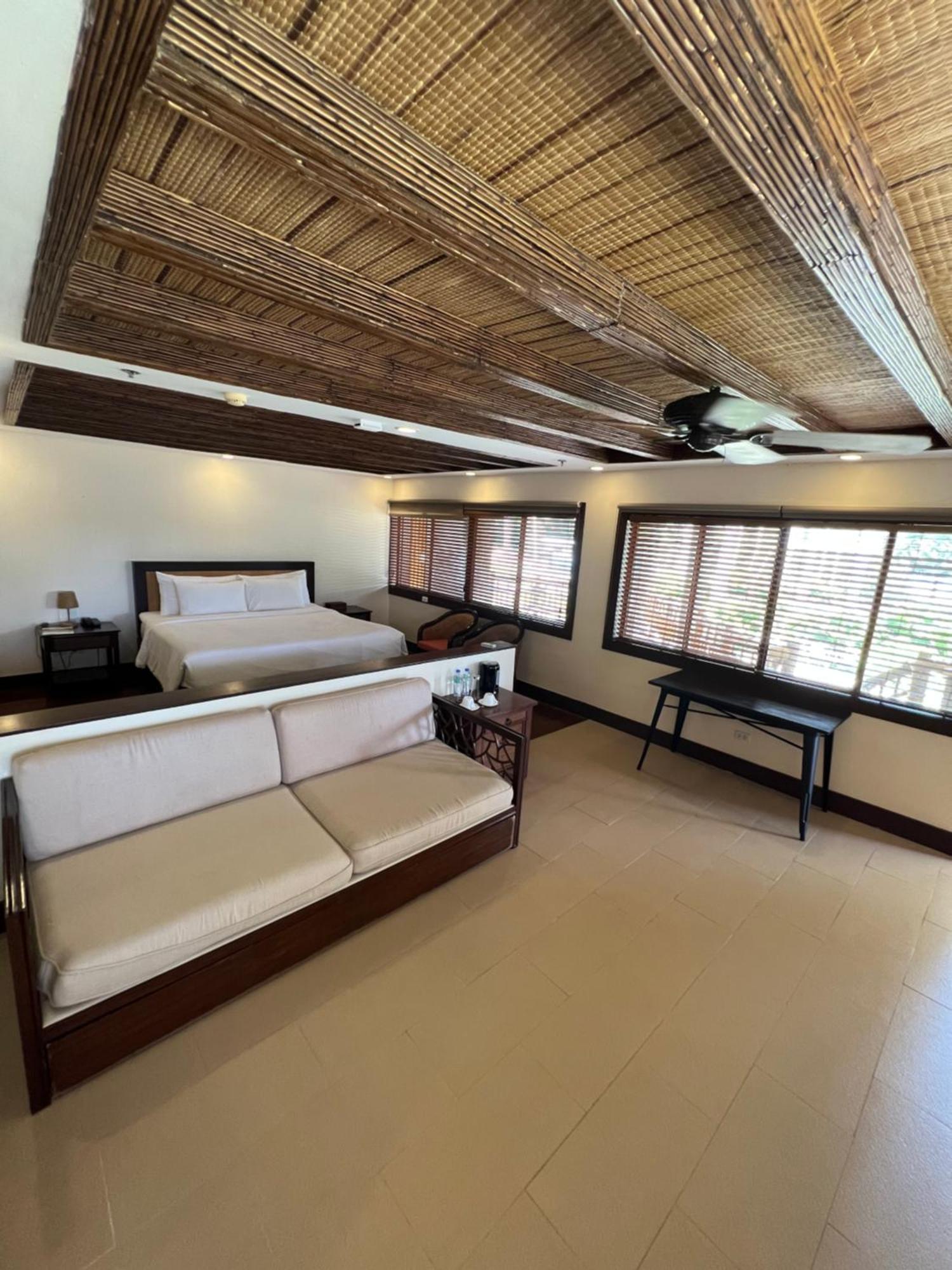 Fridays Puerto Galera Hotel Ngoại thất bức ảnh